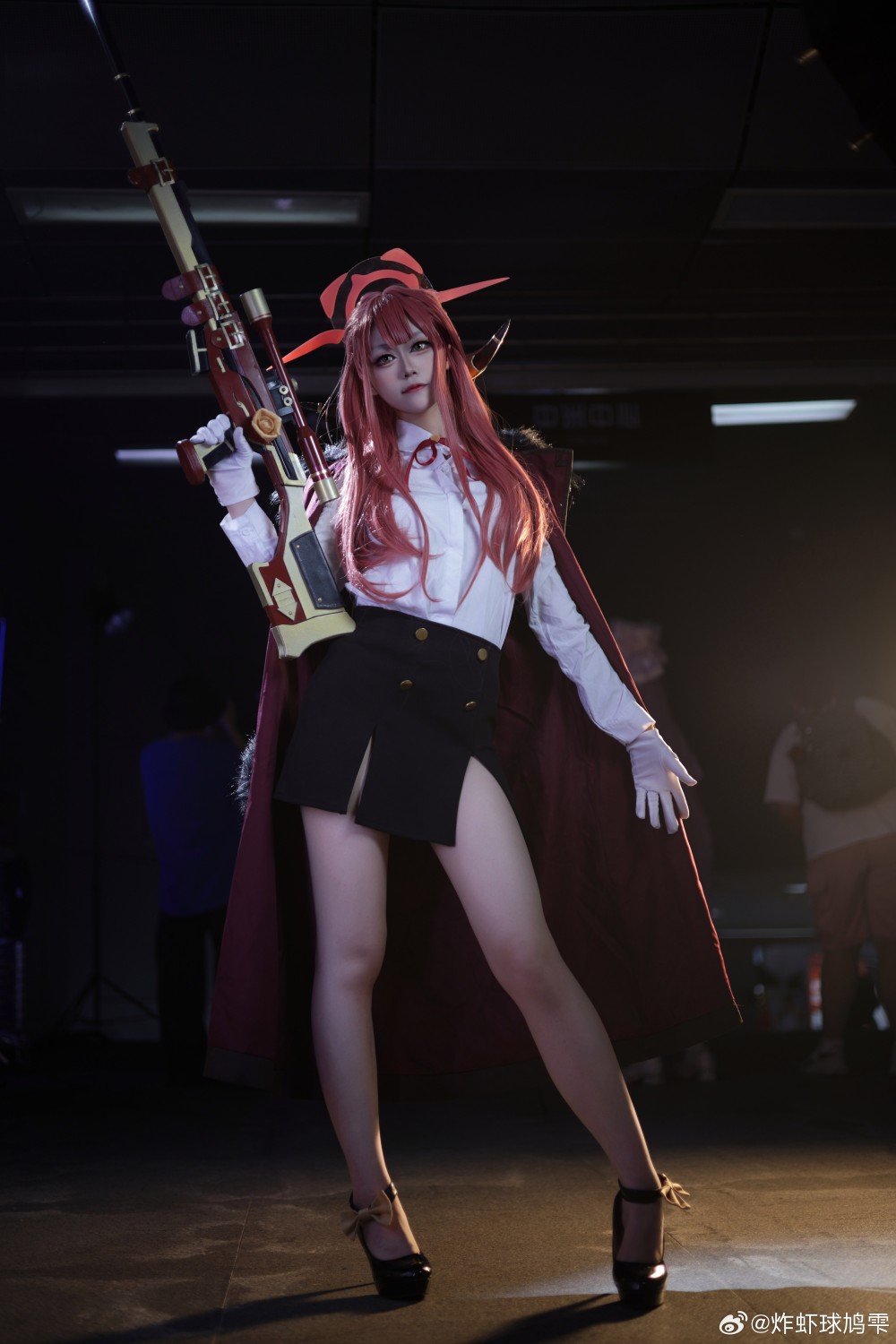 好了，我的职员们！到了开工的时候了！陆八魔阿露cos场照@炸虾球鸠雫