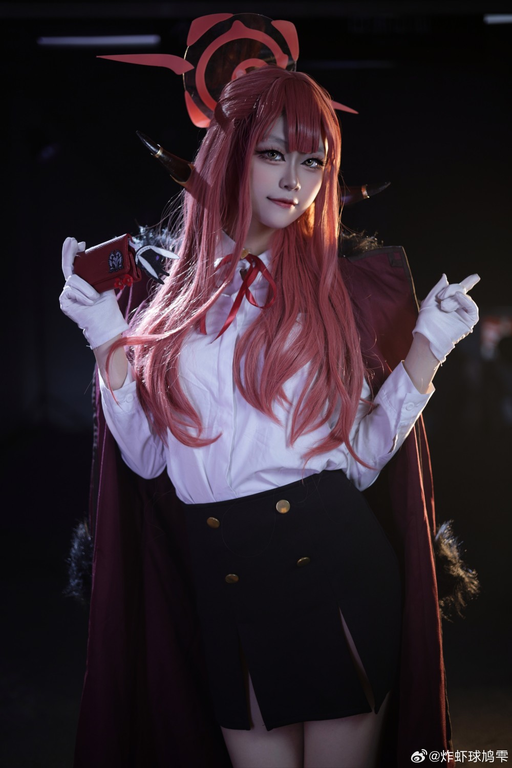 好了，我的职员们！到了开工的时候了！陆八魔阿露cos场照@炸虾球鸠雫