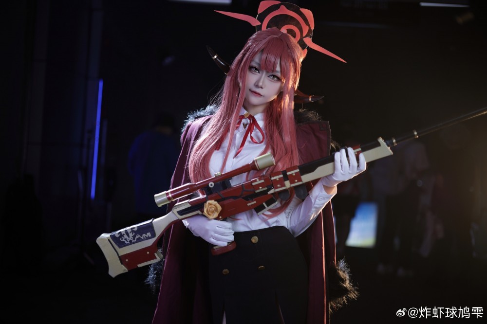 好了，我的职员们！到了开工的时候了！陆八魔阿露cos场照@炸虾球鸠雫