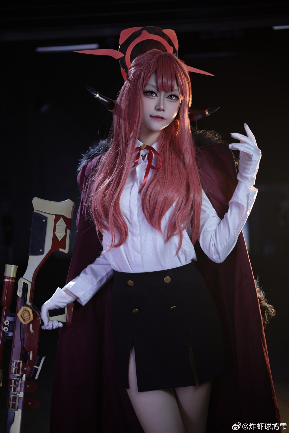 好了，我的职员们！到了开工的时候了！陆八魔阿露cos场照@炸虾球鸠雫